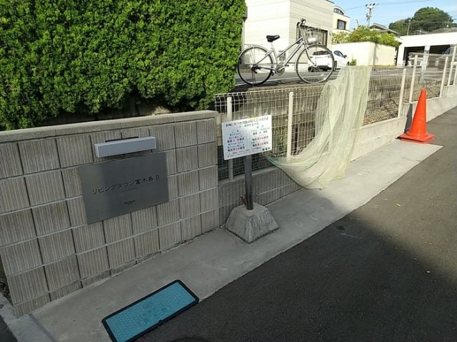 落ち着いたエントランスです リビングタウン富木島 A