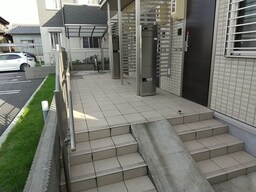 収納もある玄関です