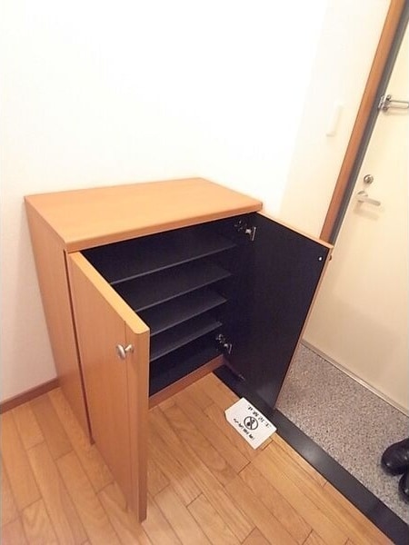 収納もある玄関です リバーサイド千年