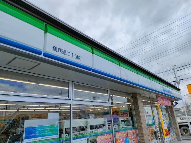 ファミリーマート鶴見通二丁目店(コンビニ)まで521m REFINED　TASTE　三吉
