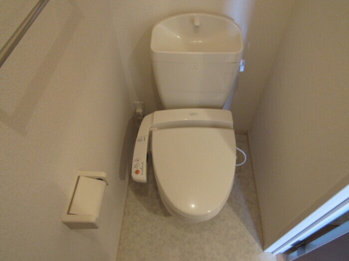 落ち着いた色調のトイレです エクセレント