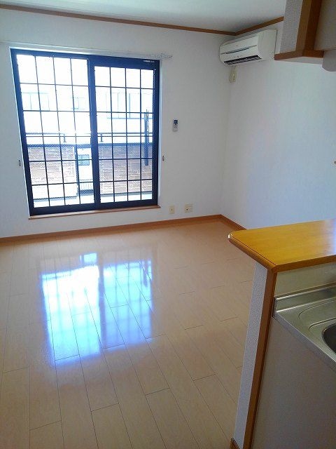 こちらのリビングで趣味の時間をお楽しみください ルトゥール豊