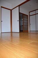 こちらのリビングで趣味の時間をお楽しみください ハイツ江端