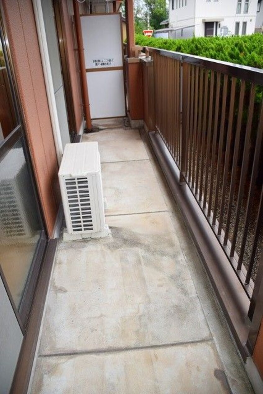 暖かな日差しのふりそそぐバルコニー ハイツ江端