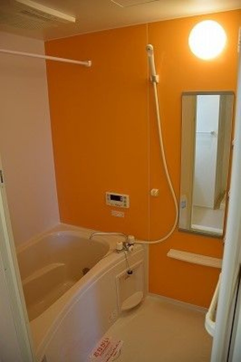 落ち着いた空間のお風呂です オレンジヒルズ論田Ａ