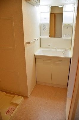 ゆったりとスペースのある洗面所 オレンジヒルズ論田Ａ