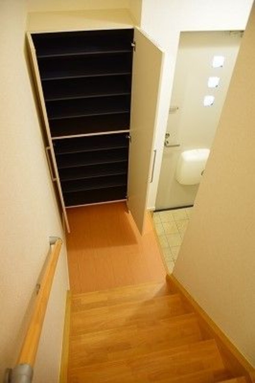 明るい玄関です オレンジヒルズ論田Ａ