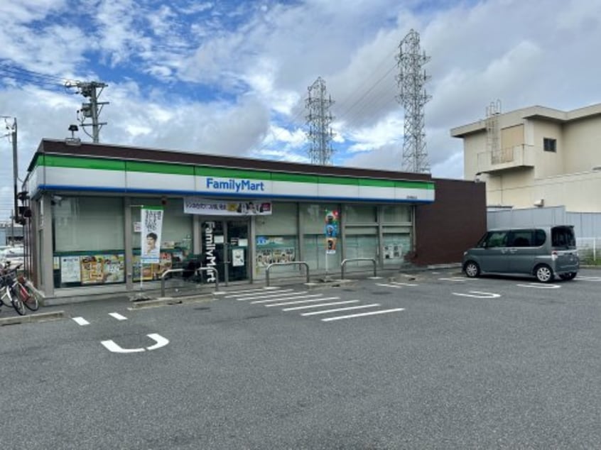 ファミリーマート 笠寺駅前店(コンビニ)まで475m コーポ鏡