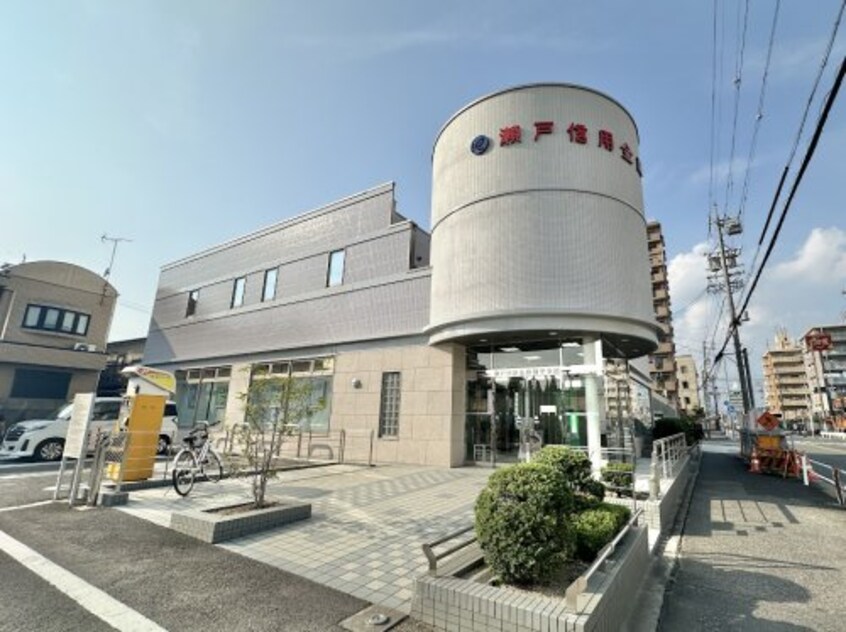 瀬戸信用金庫鶴里支店まで449m ラ　フルレット