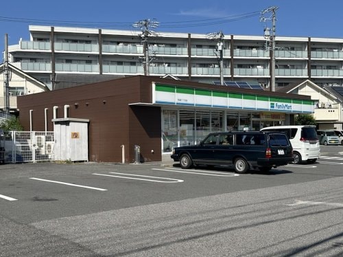 ファミリマート粕畠三丁目店(コンビニ)まで833m セントラルハイツ星の門