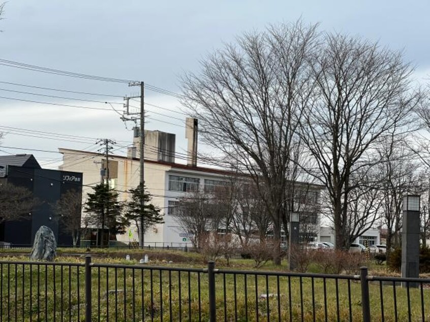 釧路市立鳥取西中学校(中学校/中等教育学校)まで2010m メゾンリリー