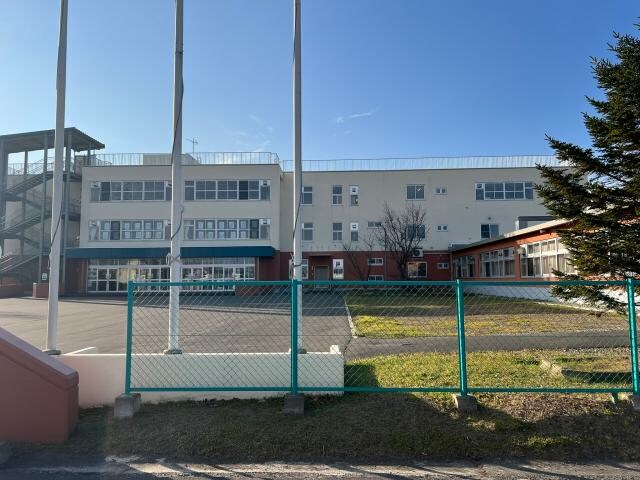 釧路市立大楽毛中学校(中学校/中等教育学校)まで203m 白百合マンション２号棟
