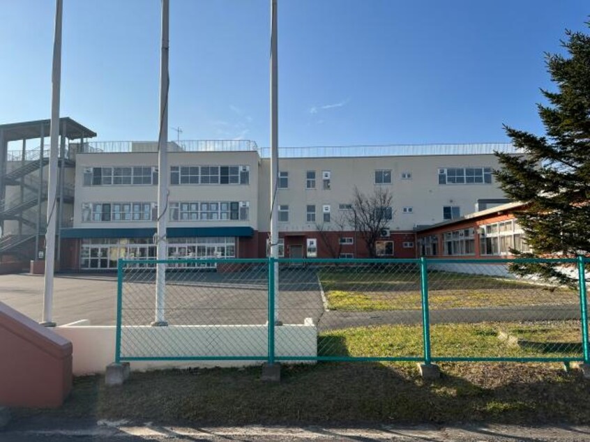 釧路市立大楽毛中学校(中学校/中等教育学校)まで203m 白百合マンション２号棟