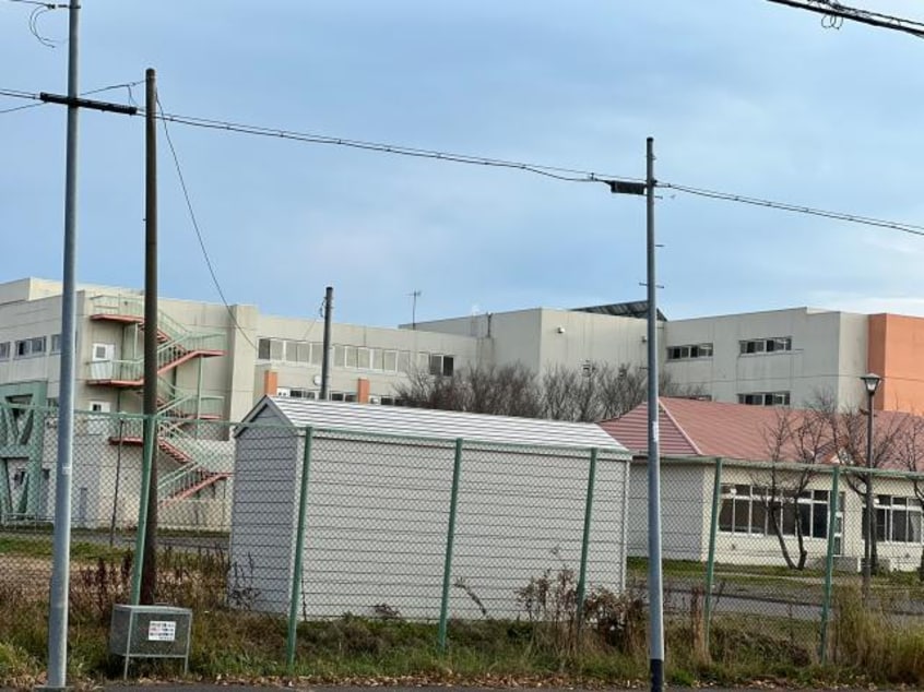 釧路市立鳥取中学校(中学校/中等教育学校)まで1383m パリ・クリスタル昭和１号館