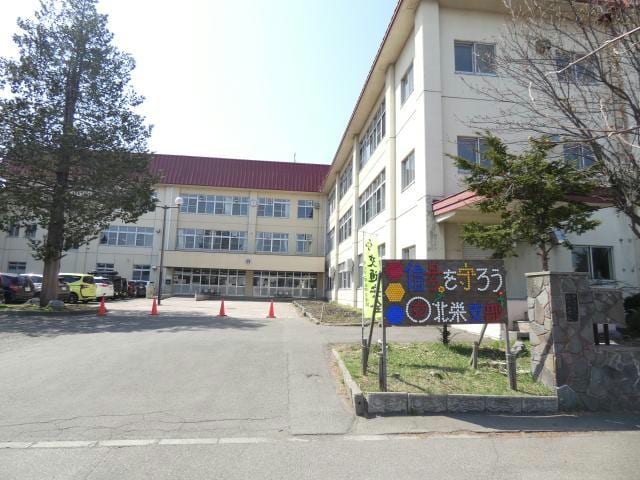 帯広市立北栄小学校(小学校)まで1021m 一戸建貸家（西13北2）
