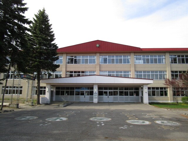 帯広市立緑丘小学校(小学校)まで703m 仮）西13南13丁目マンション