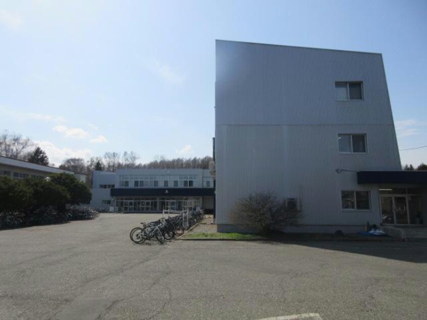 幕別町立札内中学校(中学校/中等教育学校)まで1000m みずほ町ハイツ