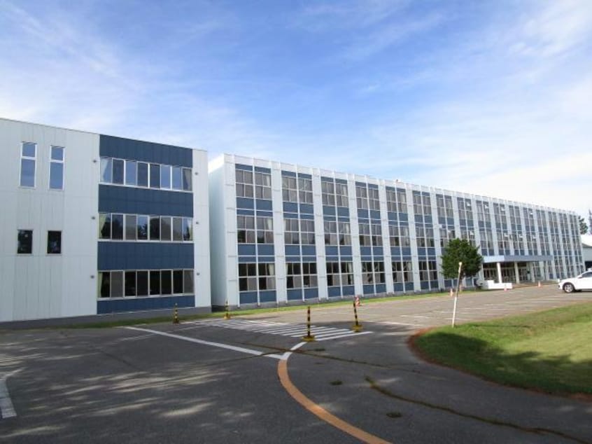 音更町立緑南中学校(中学校/中等教育学校)まで2559m マル太くんランド　2階建