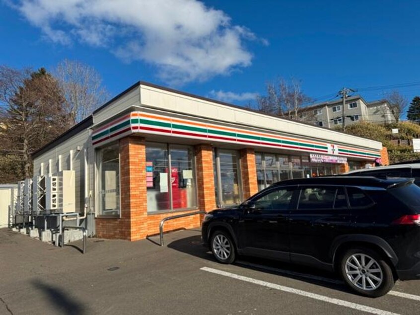 セブンイレブン釧路桜ヶ岡3丁目店(コンビニ)まで633m 桜ヶ岡6-14-5貸家