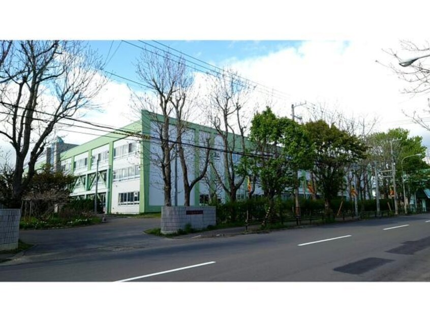 釧路市立春採中学校(中学校/中等教育学校)まで926m 湖月マンション（北）