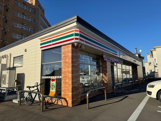 セブンイレブン釧路鶴ケ岱2丁目店(コンビニ)まで421m コスモスマンション