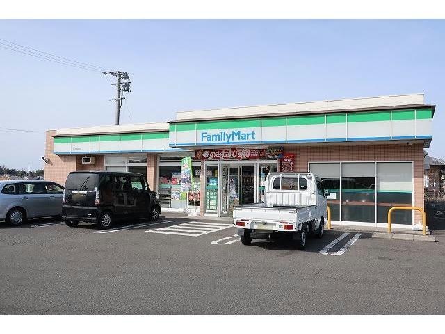 ファミリーマート(コンビニ)まで850m オンブラージュ　Ｂ