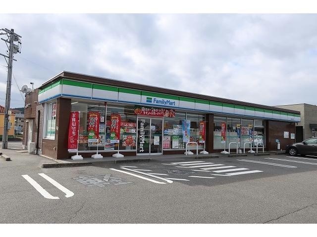ファミリーマート(コンビニ)まで300m カーサ　ピアチェヴォーレ