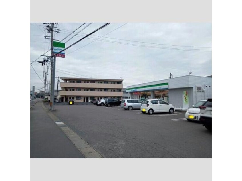 ファミリーマート可児梅白店(コンビニ)まで354m レオパレスローズ