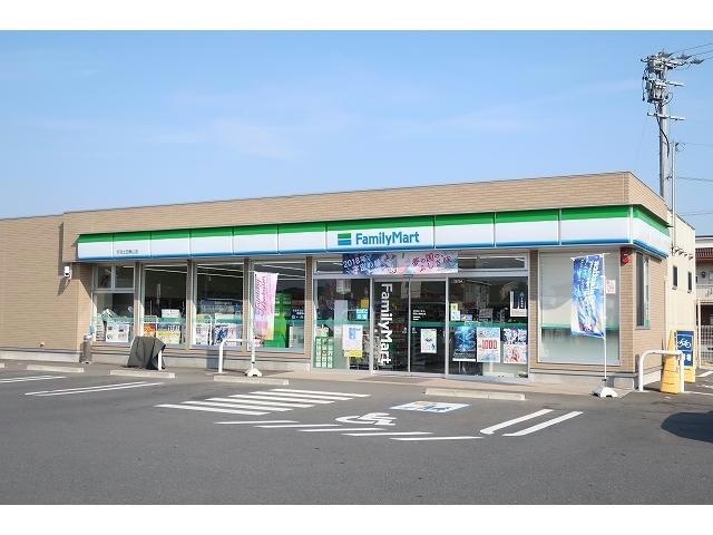 ファミリーマート(コンビニ)まで900m ベル・コリ－ヌ