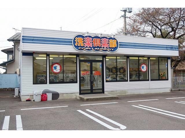 コインランドリー(コンビニ)まで700m コンフォール