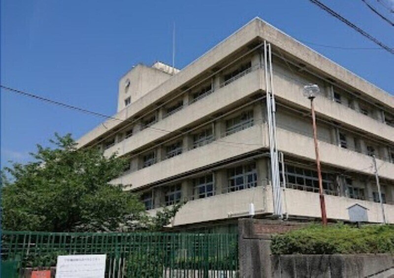 箕面市立萱野北小学校(小学校)まで1057m マナーズエム