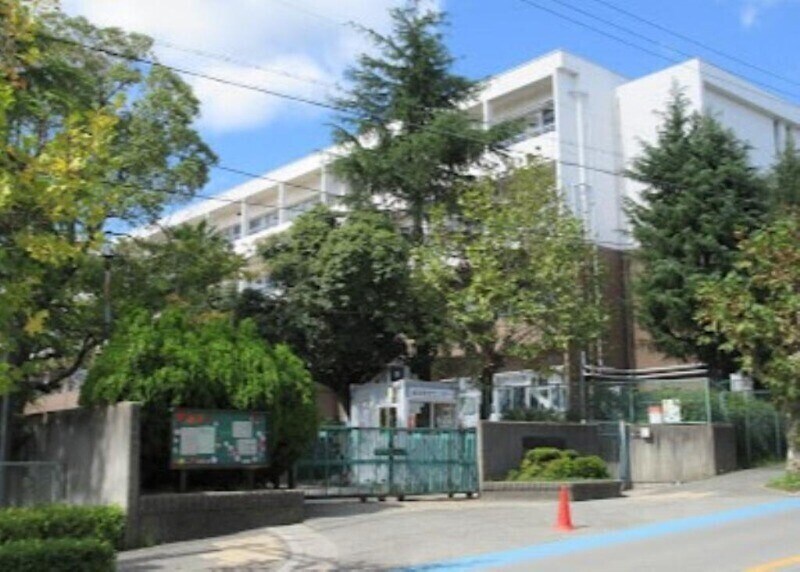 箕面市立萱野東小学校(小学校)まで1590m パルケ・アミスタ　II