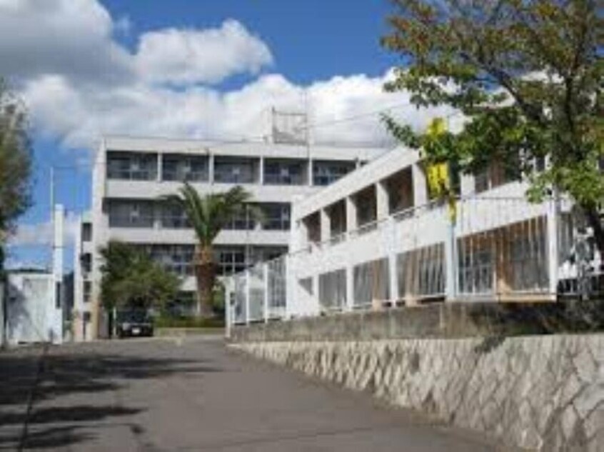 箕面市立第三中学校(中学校/中等教育学校)まで503m プレアール瀬川公園