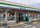 ファミリーマート箕面市役所前店(コンビニ)まで282m カメリア