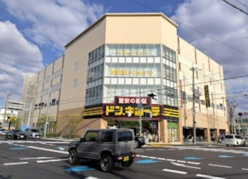 MEGAドン・キホーテ 箕面店(電気量販店/ホームセンター)まで641m カメリア