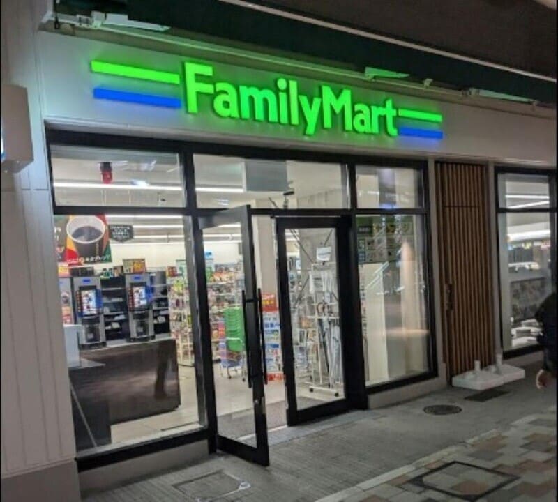 ファミリーマート箕面萱野駅前店(コンビニ)まで515m えぴなぁるふぉれすとⅢ