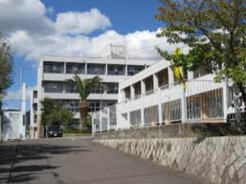 箕面市立第三中学校(中学校/中等教育学校)まで560m サンマリーヒル