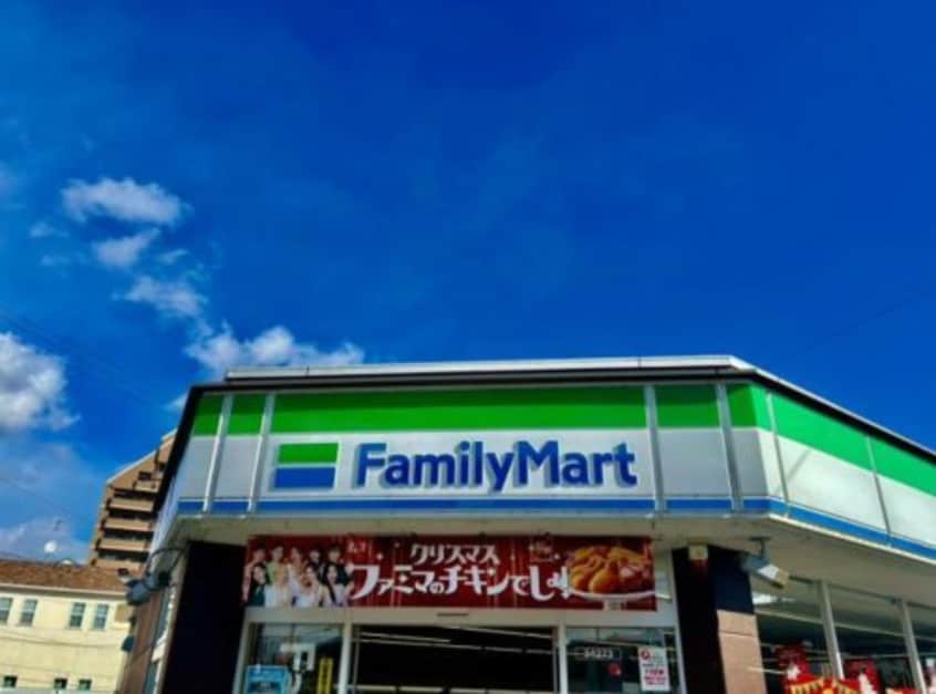 ファミリーマート 梅ヶ枝町店(コンビニ)まで580m ドミール六軒