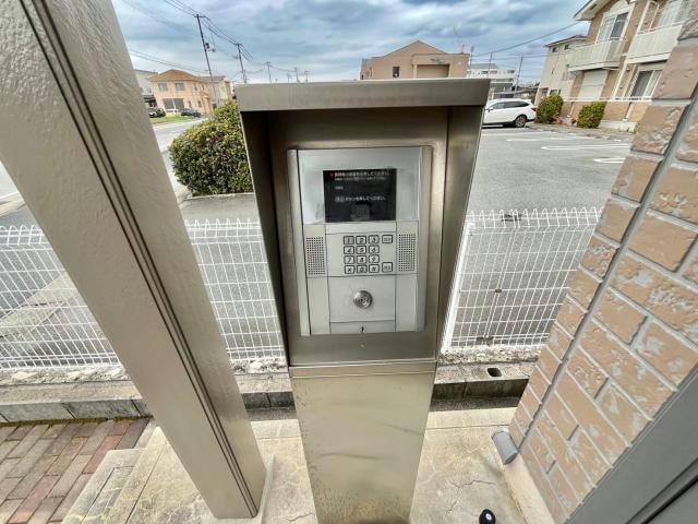 落ち着いたエントランスです エマーブル