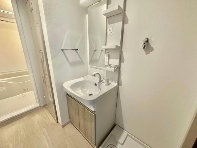 明るい洗面所です F asecia ilia