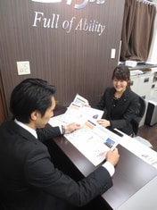 エイブル北千住店の接客写真