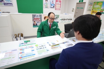 エイブル寝屋川店の接客写真