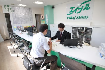 エイブル住道店の接客写真