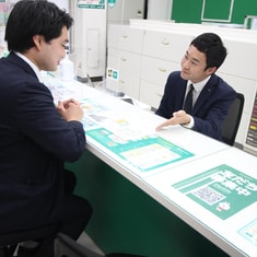 エイブル布施店の接客写真