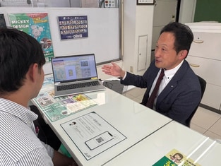 エイブル布施店の接客写真
