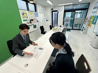 エイブル栄店の接客写真