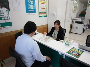 エイブル野並店の接客写真