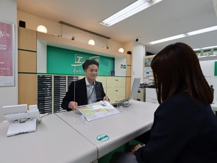 エイブル浅草橋店の接客写真