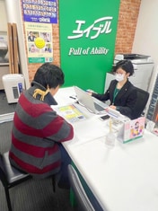 エイブル月島店の接客写真
