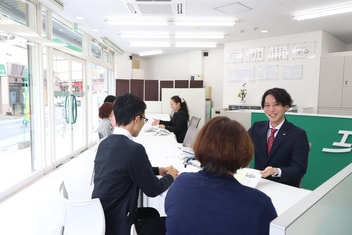 エイブル新越谷駅前店の内観写真